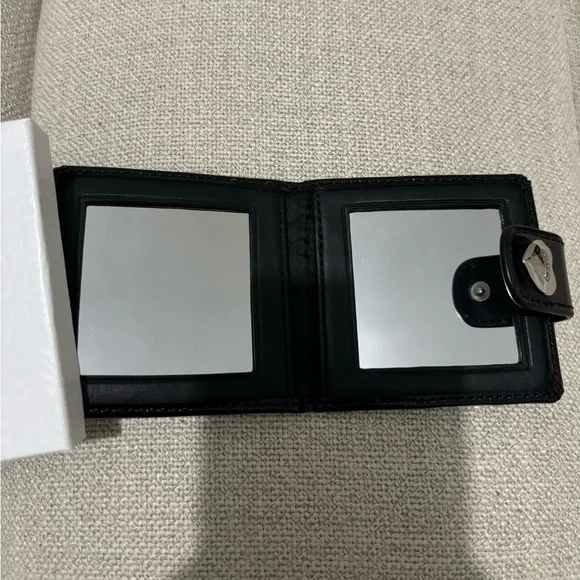 Coach Mirror Black Patent Leather Compact with Heart Snap - Picture 3 of 6